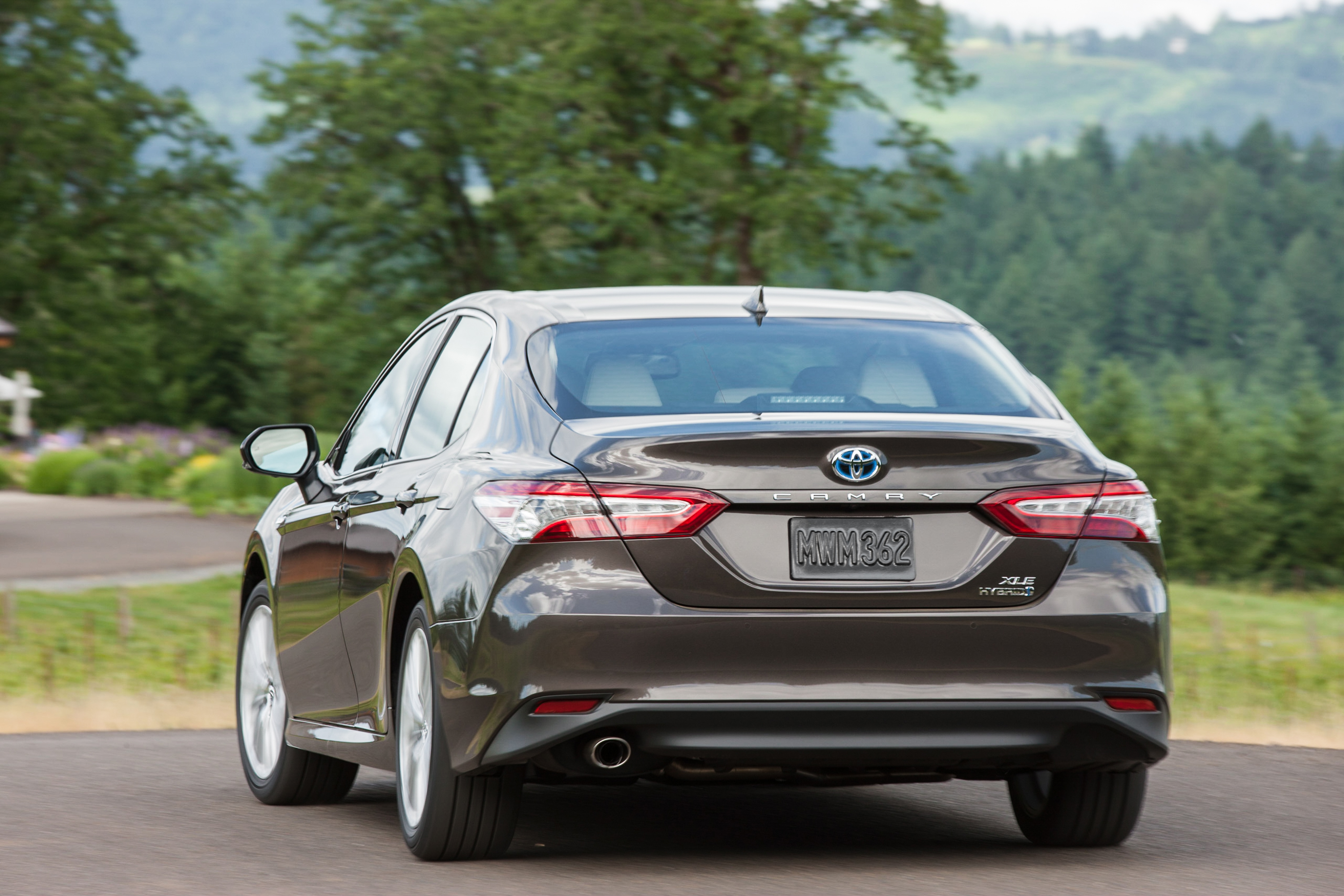 2018-toyota-camry-xle-hybrid-rear-view-the-green-car-guy