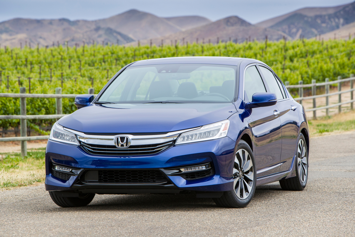 2017 Honda Accord Hybrid front 34