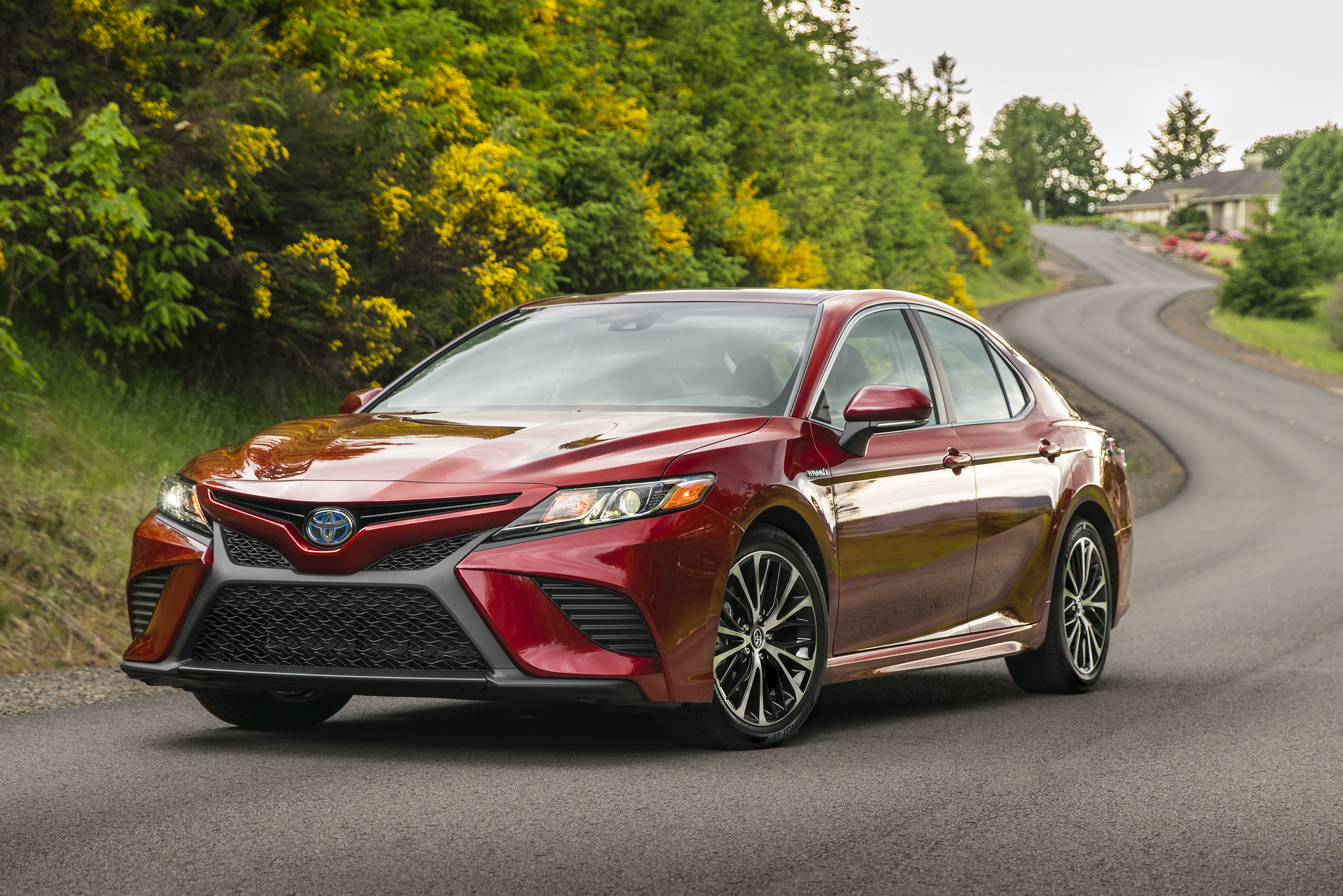 2018 Toyota Camry Hybrid Review: Not Your Mom's Toaster ...