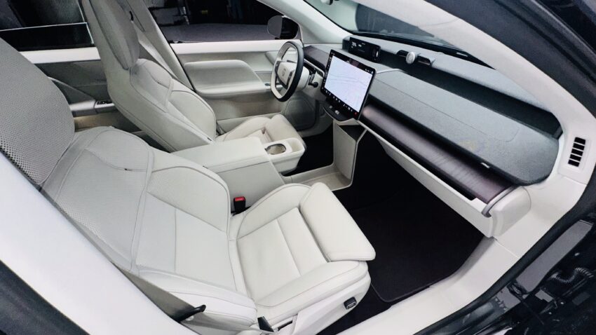 2027 Volvo EX60 front interior 